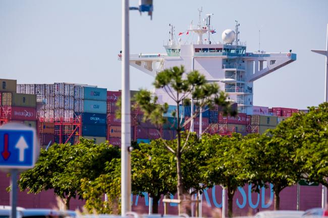 Porte-conteneurs dans l'entrée du port du Havre
