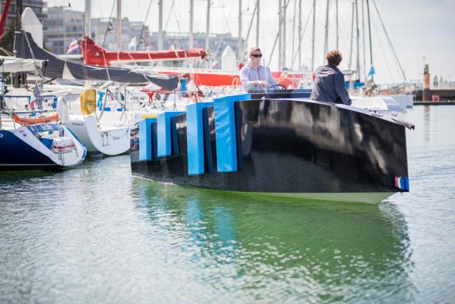 Mise à l’eau du LH Boat 700 dans le port de plaisance du Havre 
