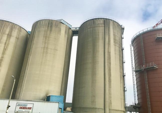 Silos à sucre sur le port du Havre 