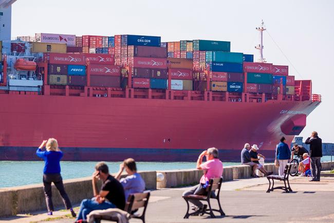 Porte-conteneurs sortant du port du Havre 
